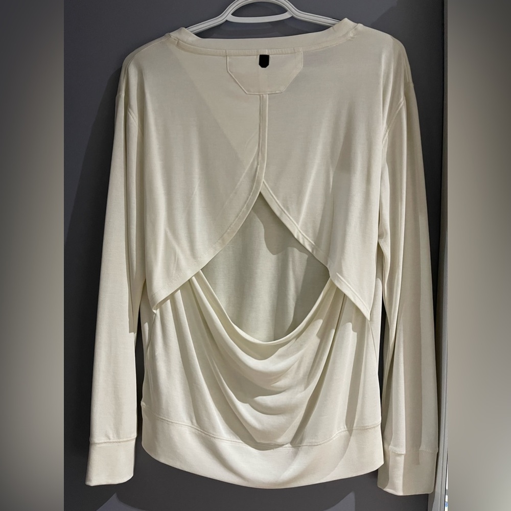 Under armor lightweight long sleeve workout shirt cream color soft